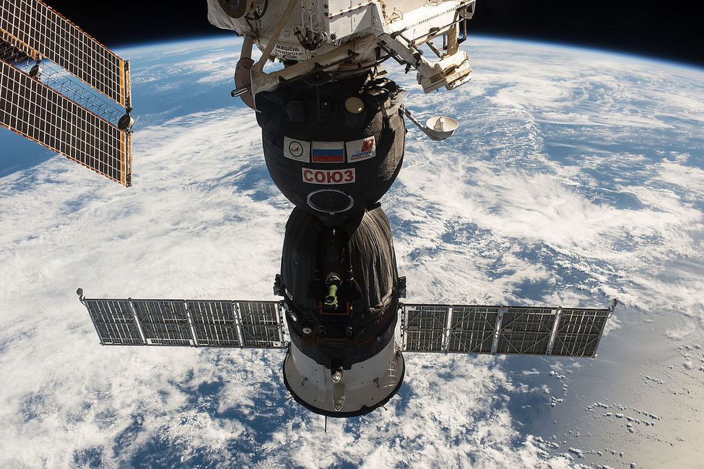 Nave russa Soyuz acoplada à ISS (Foto: NASA)