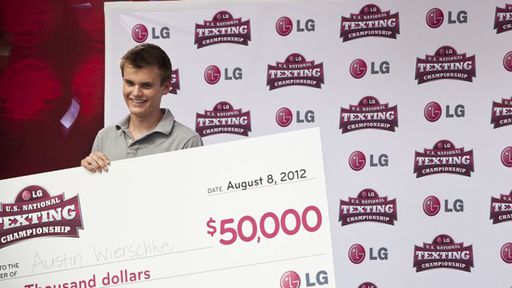 Garoto ganha US$ 50 mil por ser mais rápido ao digitar mensagens SMS