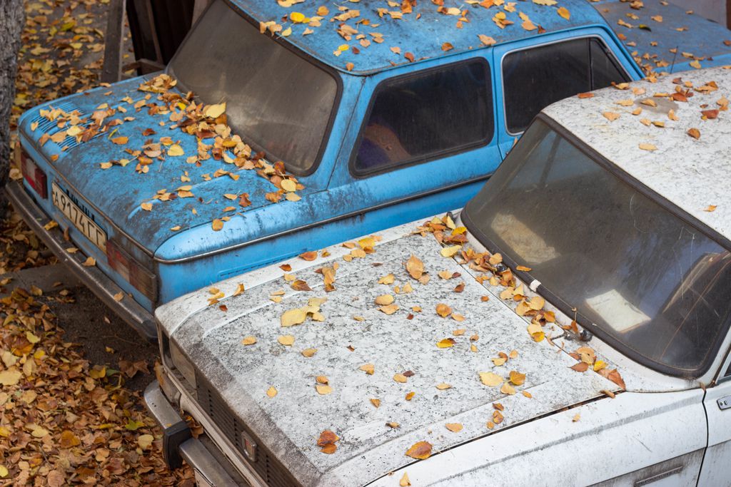 Carros abandonados na rua