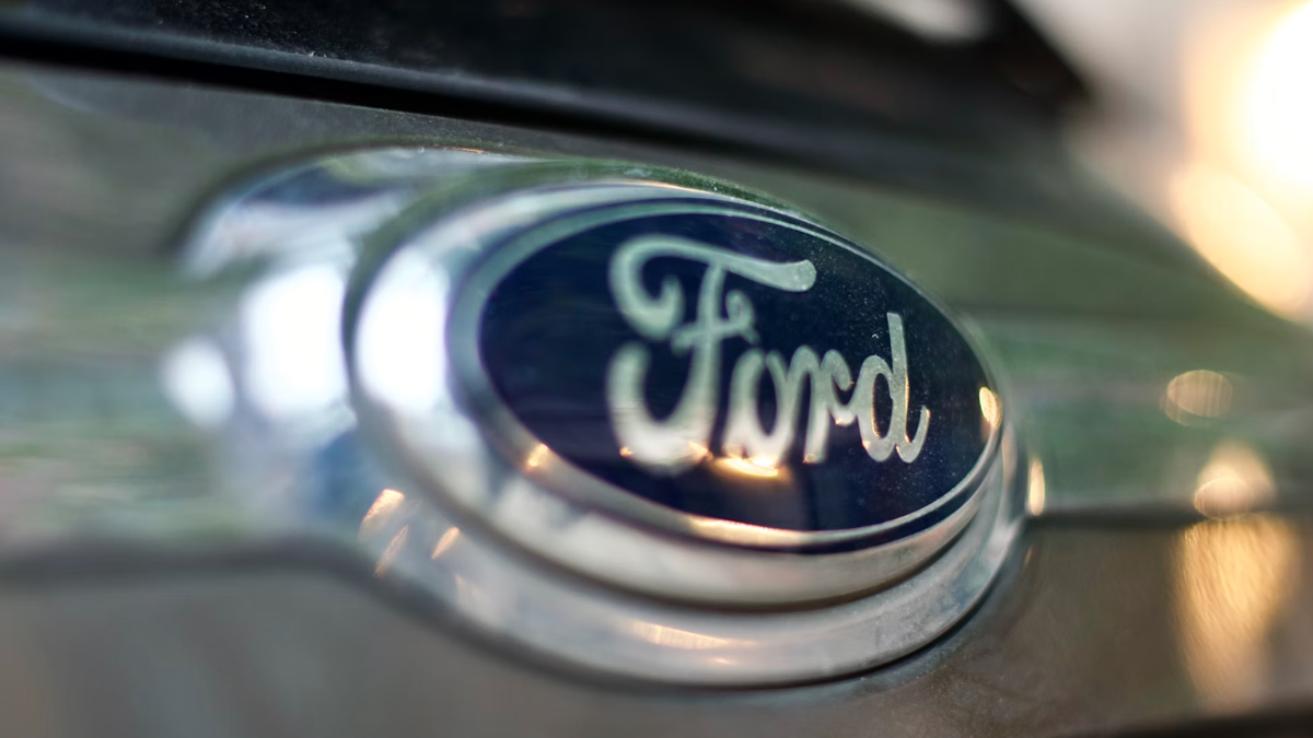 IA falha em inspeções e Ford recontrata engenheiros veteranos