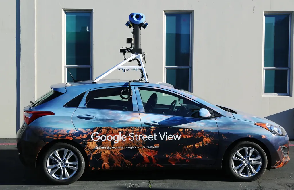 Elantra, da Hyundai, também já se "vestiu" de carro do Google Maps (Imagem: Reprodução/Wired)