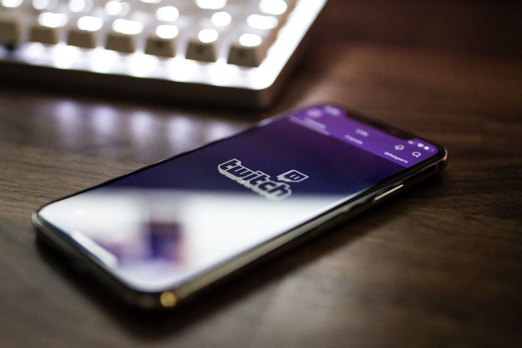 Twitch prometeu lucros maiores aos criadores de conteúdo, mas a realidade é outra (Foto: Caspar Camille Rubin/Unsplash)