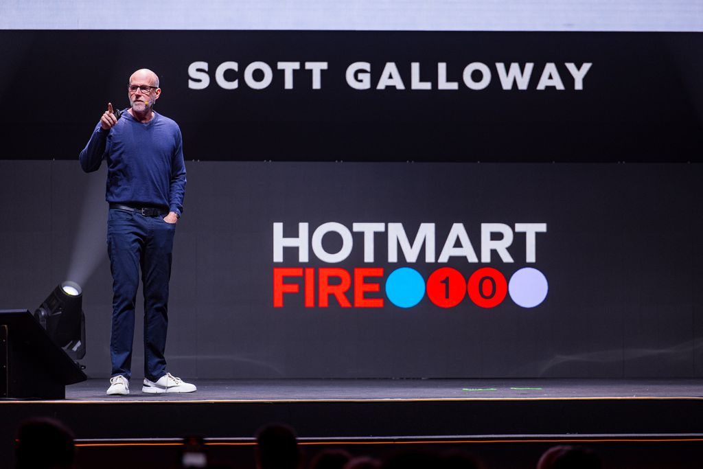 Scott Galloway apresenta palestra no Hotmart Fire 2025