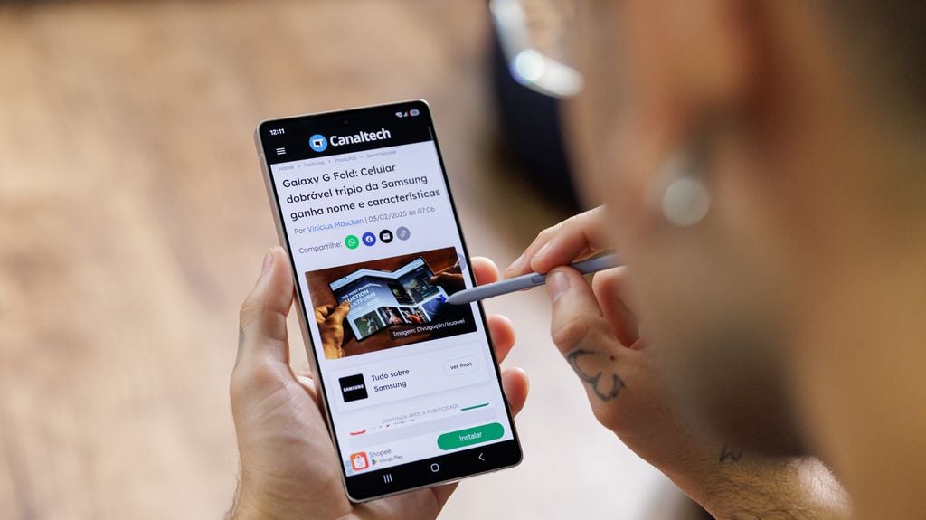 Usando celular Galaxy S25 Ultra com caneta stylus