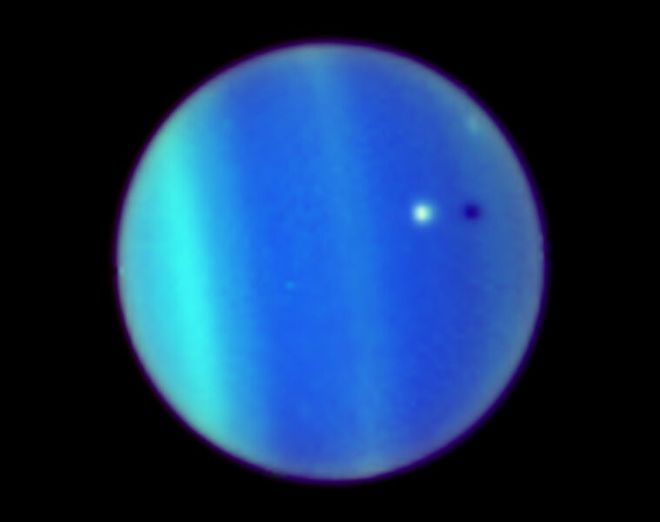 A lua Ariel projeta sua sombra sobre o planeta Urano (Imagem: NASA/ESA/L. Sromovsky/H. Hammel/K. Rages)