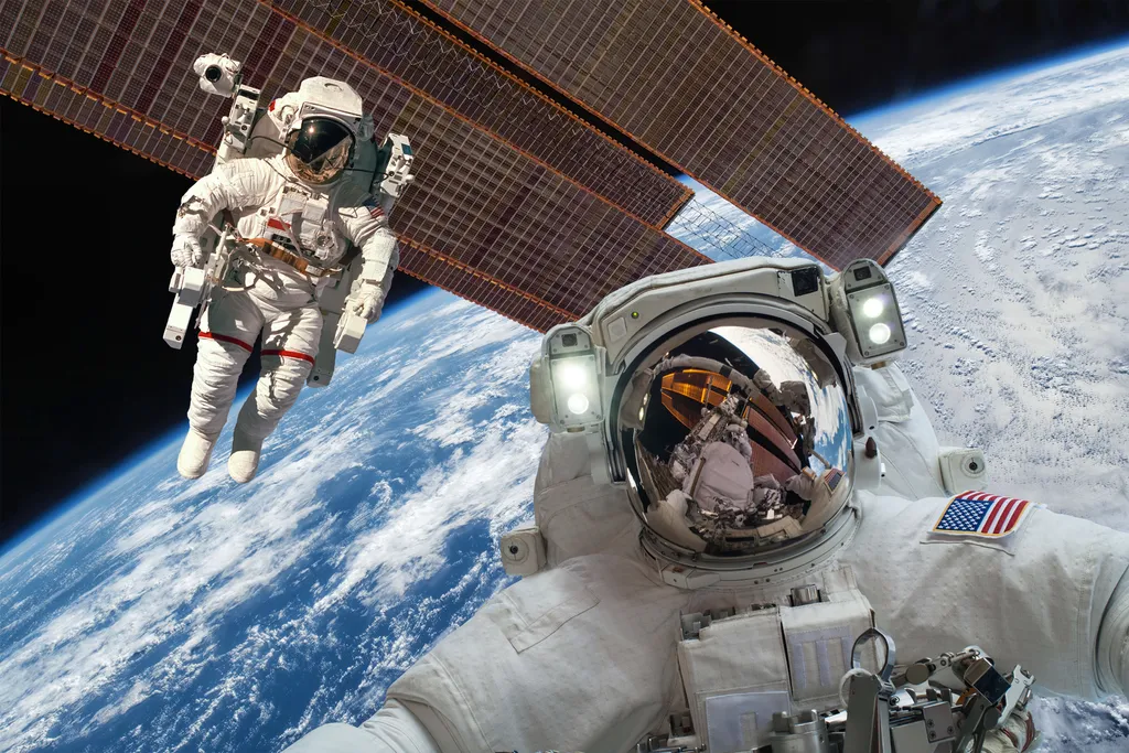 Astronautas realizam caminhada espacial na ISS (Imagem: Reprodução/cookelma/Envato)