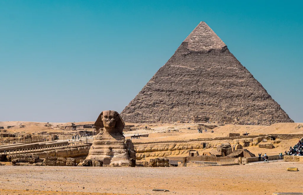 A Esfinge de Quéfren com a Grande Pirâmide de Gizé ao fundo (Imagem: Nada Habashy/Unsplash)