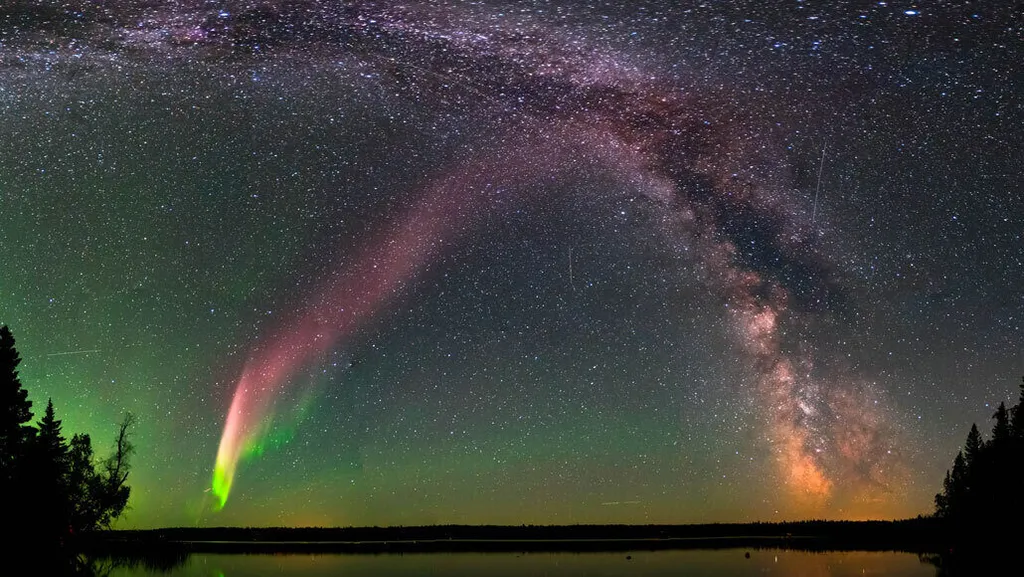 Exemplo de um STEVE. Brilho avermelhado e origem direrente das auroras. Imagem: (Reprodução/NASA GODDARD SPACE FLIGHT CENTER)