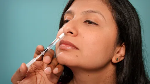 Vacina da AstraZeneca reduz carga viral quando aplicada no nariz, diz estudo