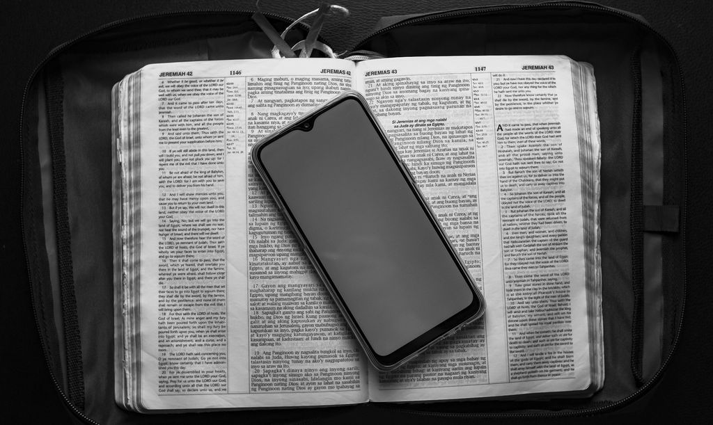 Bíblia com smartphone