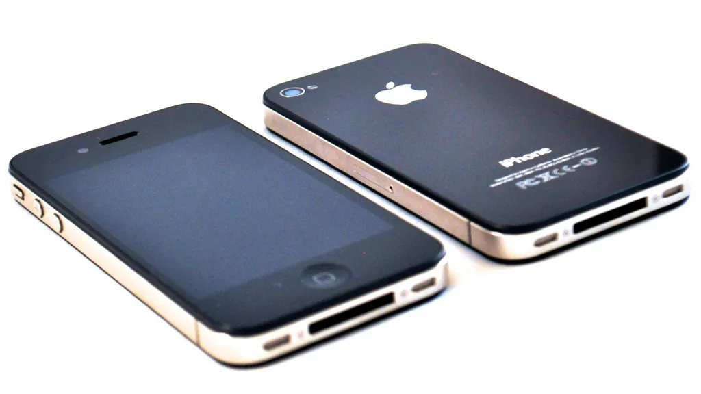 Em virtude do posicionamento das antenas em relação às laterais de metal, o iPhone 4 sofreu com sérios problemas de recepção de sinal, resultando no "Antennagate" — o caso inspirou a construção de celulares futuros de toda a indústria (Imagem: Taylor Shomaker/Wikimedia Commons)