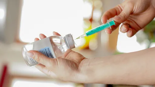 Surgem primeiros detalhes sobre paciente com reação grave à vacina de Oxford