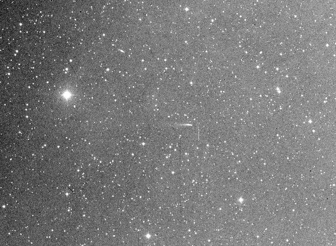 O asteroide (4015) Wilson-Harrington no centro da imagen, apresentando uma cauda (Imagem: Reprodução/ESO and Palomar Observatory)
