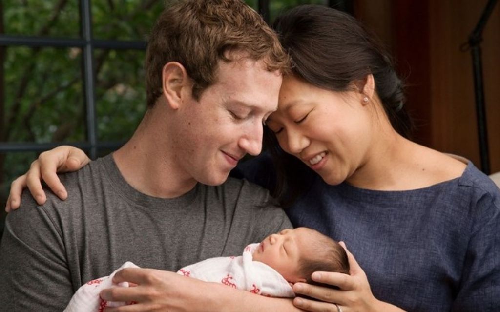 Na imagem, o empresário e sua esposa exibem a primogênita Max Zuckerberg (Imagem: Reprodução/coolloud)