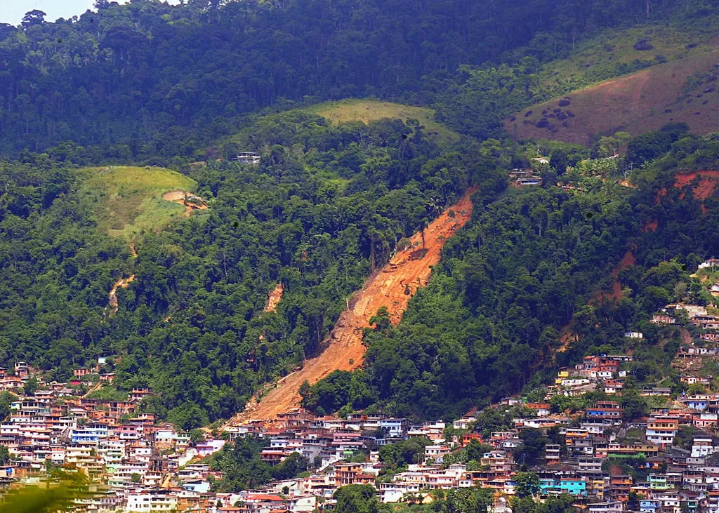 Deslizamento de terra em Angra dos Reis, RJ, na virada de ano de 2009 para 2010 (Imagem: Roosewelt Pinheiro/ABr/Wikimedia Commons)