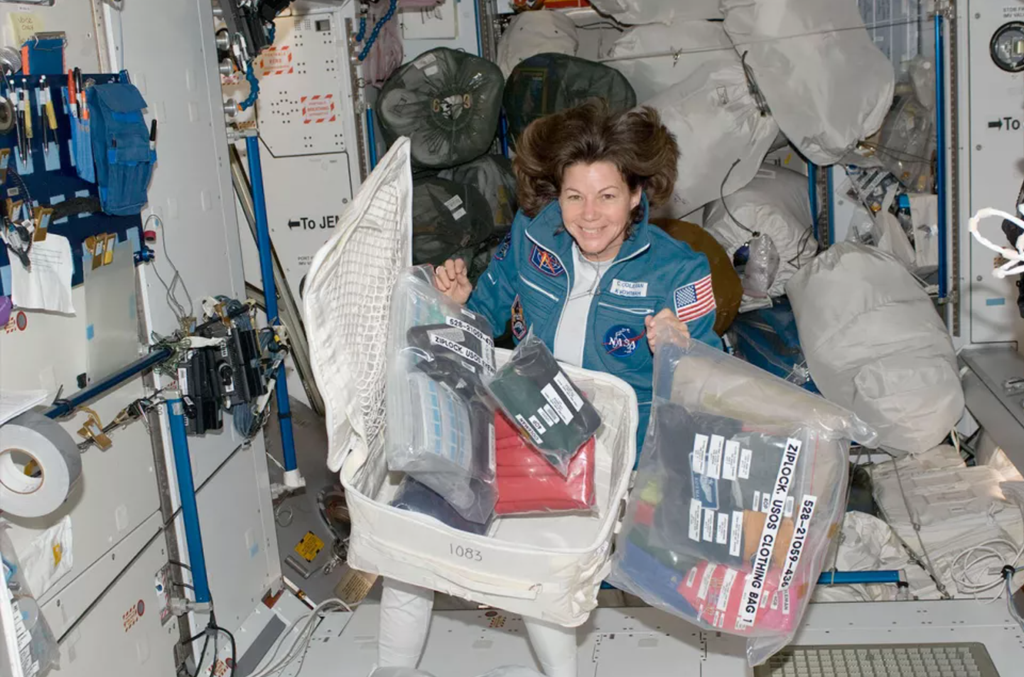 A engenheira Cady Coleman desempacota suas roupas durante sua estadia na ISS em 2010 (Imagem: Reprodução/NASA)
