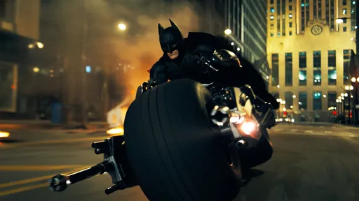 Versão "diferenciada" da moto do Batman circula pelas ruas do Vietnã