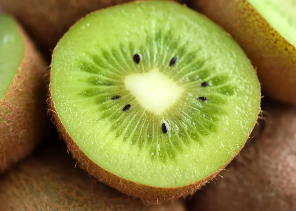 Uma porção de kiwi contém cerca de 2,1 g de proteínas (Imagem: Nataljusja/Envato)