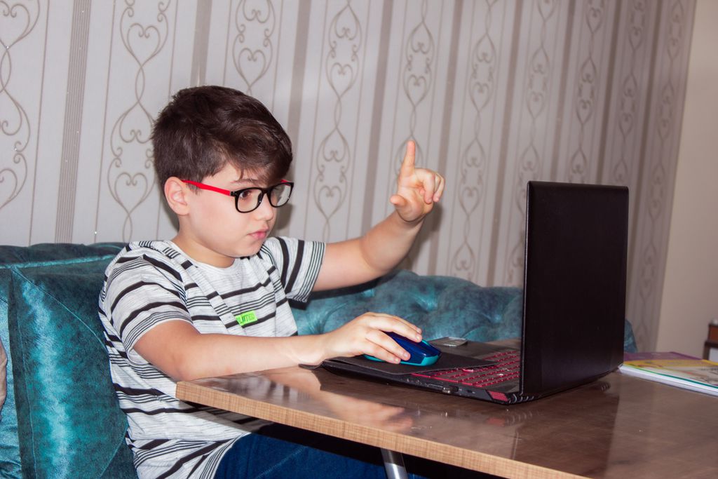 Como garantir a segurança das crianças na web durante as férias?
