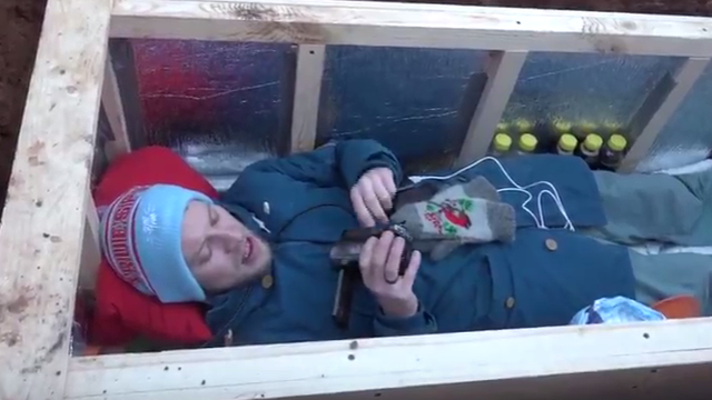 Enterrado vivo: youtuber russo faz transmissão ao vivo de dentro do caixão