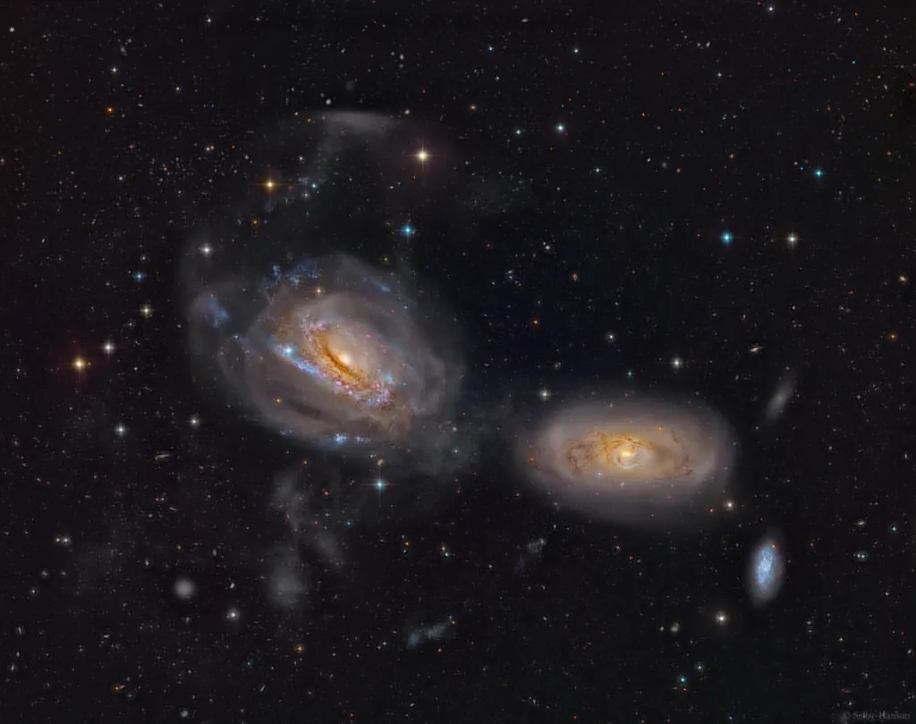 Galáxias NGC 3169 e NGC 3165 à esquerda e direita na imagem, respectivamente (Imagem: Reprodução/Mike Selby & Mark Hanson)