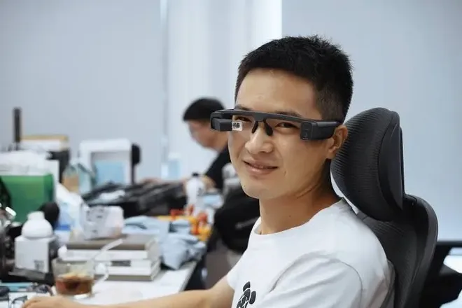 Visual dos óculos inteligentes é chamativo e futurista (Imagem: XiaomiUI)