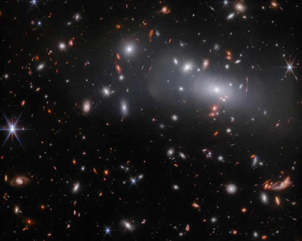 Imagem triplicada de galáxia com supernova (Imagem: Reprodução/ESA/Webb, NASA & CSA, P. Kelly)