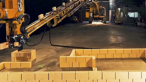Robô monta parede com mil tijolos em uma hora