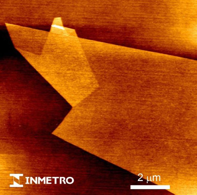 Essa imagem cheia de grafismo é um nano-origami, uma dobra feita e registrada com microscópio de força atômica (AFM) em uma folha de grafeno com espessura de 0.3 nm (Foto: Inmetro)