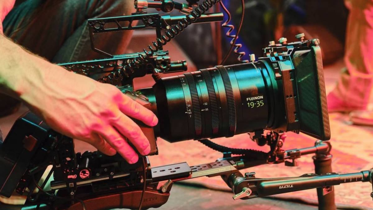 Lente da Fujifilm promete imagem de cinema e alcance inédito por R$ 27 mil