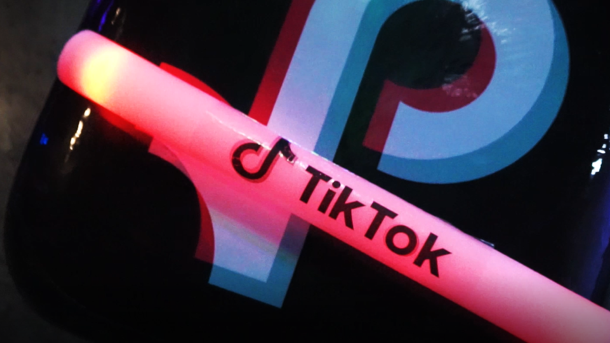 Influencers dançam e se divertem no TikTok durante a quarentena