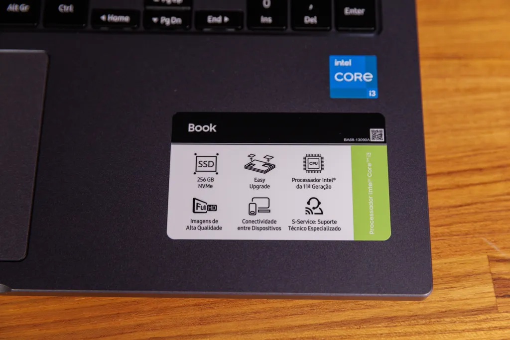 Os notebooks Samsung Book possuem o recurso de "fácil upgrade", que permite expandir a memória RAM e o armazenamento do dispositivo. (Imagem: Ivo Meneghel/Canaltech)