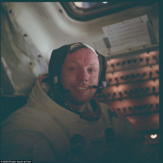 Armstrong no módulo lunar, pouco antes de ser o primeiro homem a pisar na Lua (Foto: NASA)