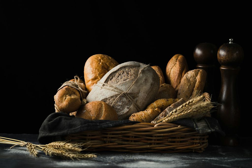 O glúten é comumente encontrado em pães e massas no geral, bem como na cerveja — celíacos não podem consumir a substância sob risco de reação autoimune (Imagem: Mae Mu/Unsplash)