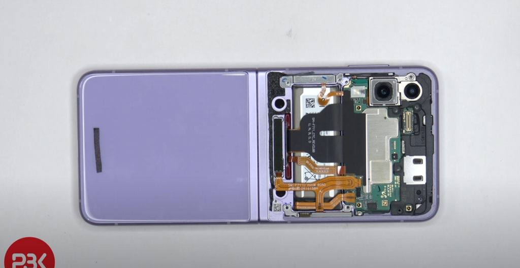 Além das duas câmeras e vários cabos conectores, a metade superior ainda acomoda uma pequena bateria de 930 mAh (Imagem: YouTube/