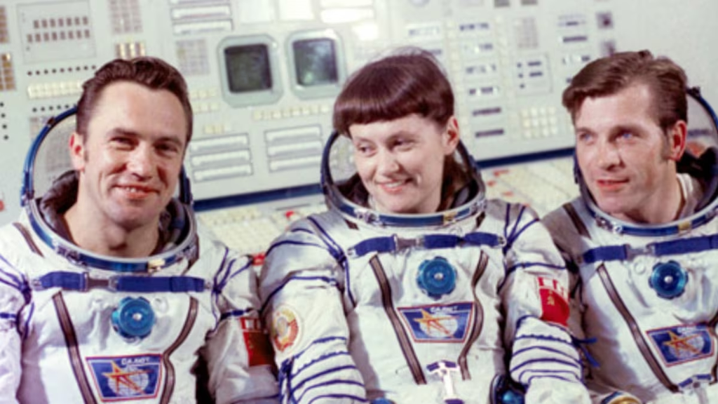 Svetlana Savitskaya com os colegas Anatoly Berezovoy e Valentin Lebedev, com quem dividiu a estação espacial Salyut 7 — ela sofreu machismo por parte deles na missão (Imagem: ITAR-TASS/Roscosmos)