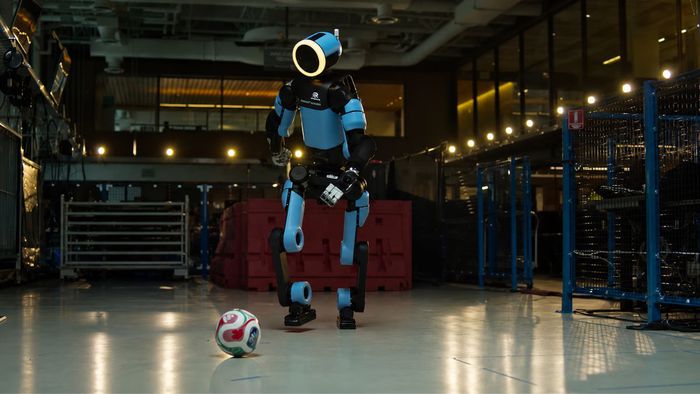 Robô da Hyundai aprende a jogar futebol e já faz "gol de bola parada"; assista