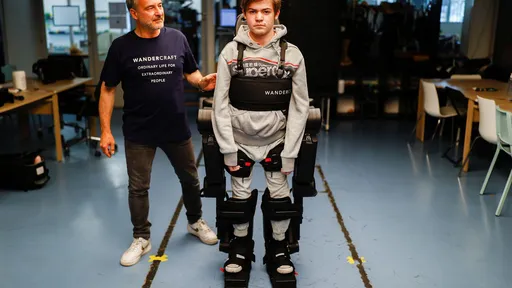 Pai constrói exoesqueleto para ajudar o filho cadeirante a andar