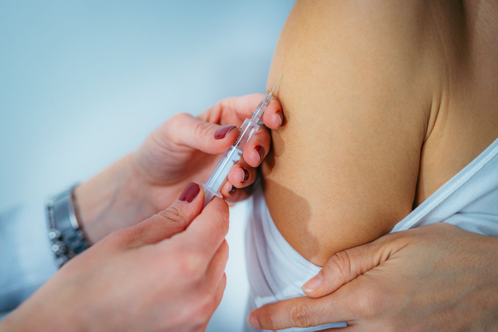 Vacinação contra a COVID-19 de pacientes com câncer é segura e eficaz, aponta estudo (Imagem: Reprodução/Microgen/Envato)