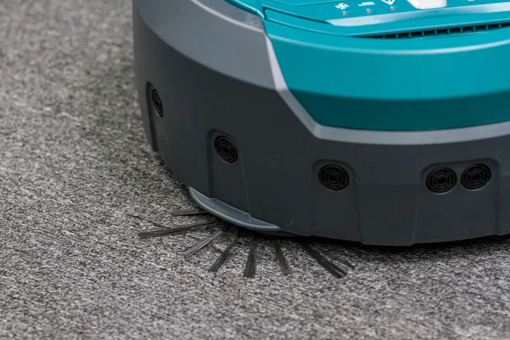 As escovas do robô aspirador deslizam em piso de cerâmica (Imagem: Ivo Meneghel Jr./Canaltech)