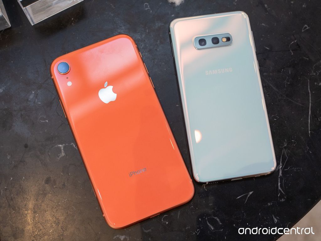 iPhone XR ao lado do Galaxy S10e (Foto: Android Central)