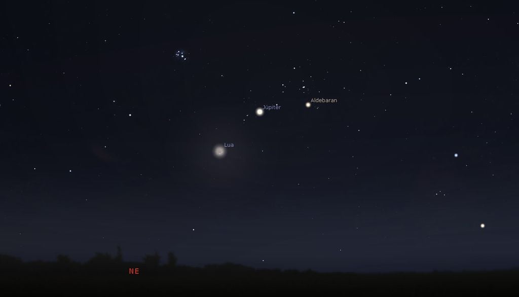 Céu às 6h05 do dia 3 de julho, com Lua, Júpiter e Aldebaram formando um trio. O aglomerado das Plêiades está no lado superior esquerdo (Imagem: Captura de tela/Stellarium)