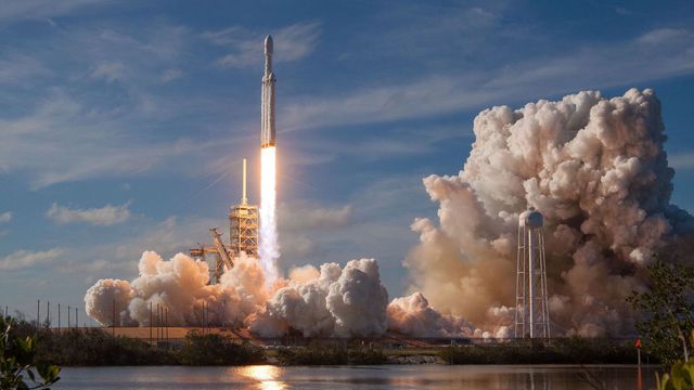 Chefe da NASA propõe usar foguete Falcon Heavy para levar humanos à Lua até 2024