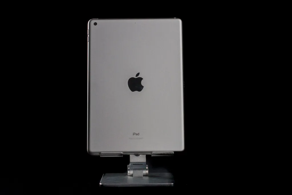 iPad da 9ª geração é a melhor opção se quer um tablet "barato" da Apple (Imagem: Ivo Meneghel Jr/Canaltech)