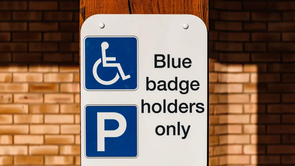 Carros PCD têm direito a livre estacionamento, dependendo da condição médica do condutor (Imagem: Jakub Pabis/Unsplash/CC)