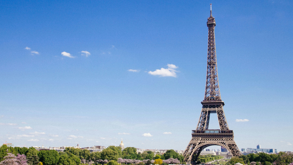 imagem da torre eiffel com a cidade de fundo