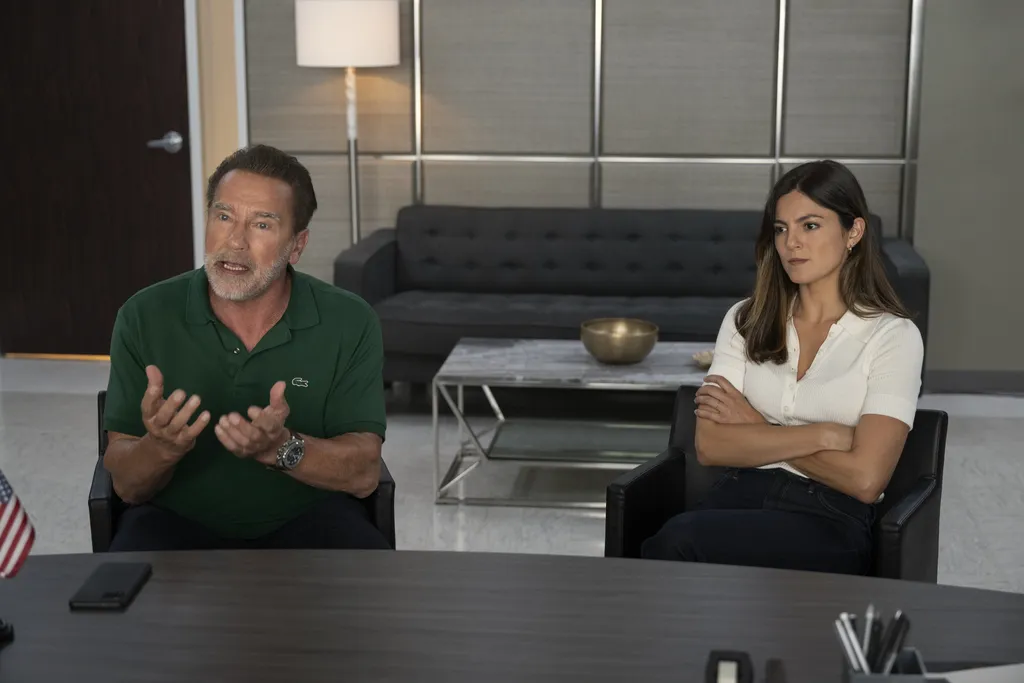 Personagem de Schwarzenegger terá de trabalhar ao lado da filha e nenhum dos dois está feliz com isso (Imagem: Divulgação/Netflix)
