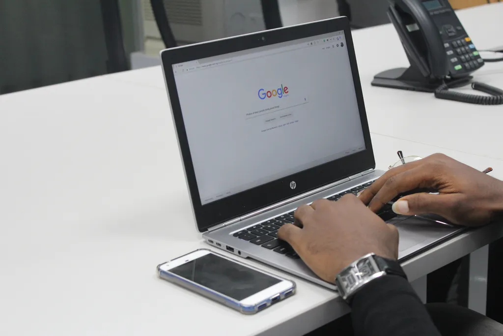 O Google adotou medidas de segurança em publicidades online para proteger os usuários na busca (Imagem: Benjamin Dada/Unsplash)