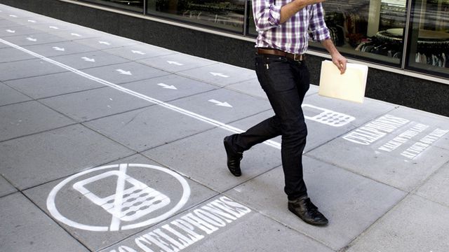 Cidade chinesa lança calçada especial para pessoas com celulares