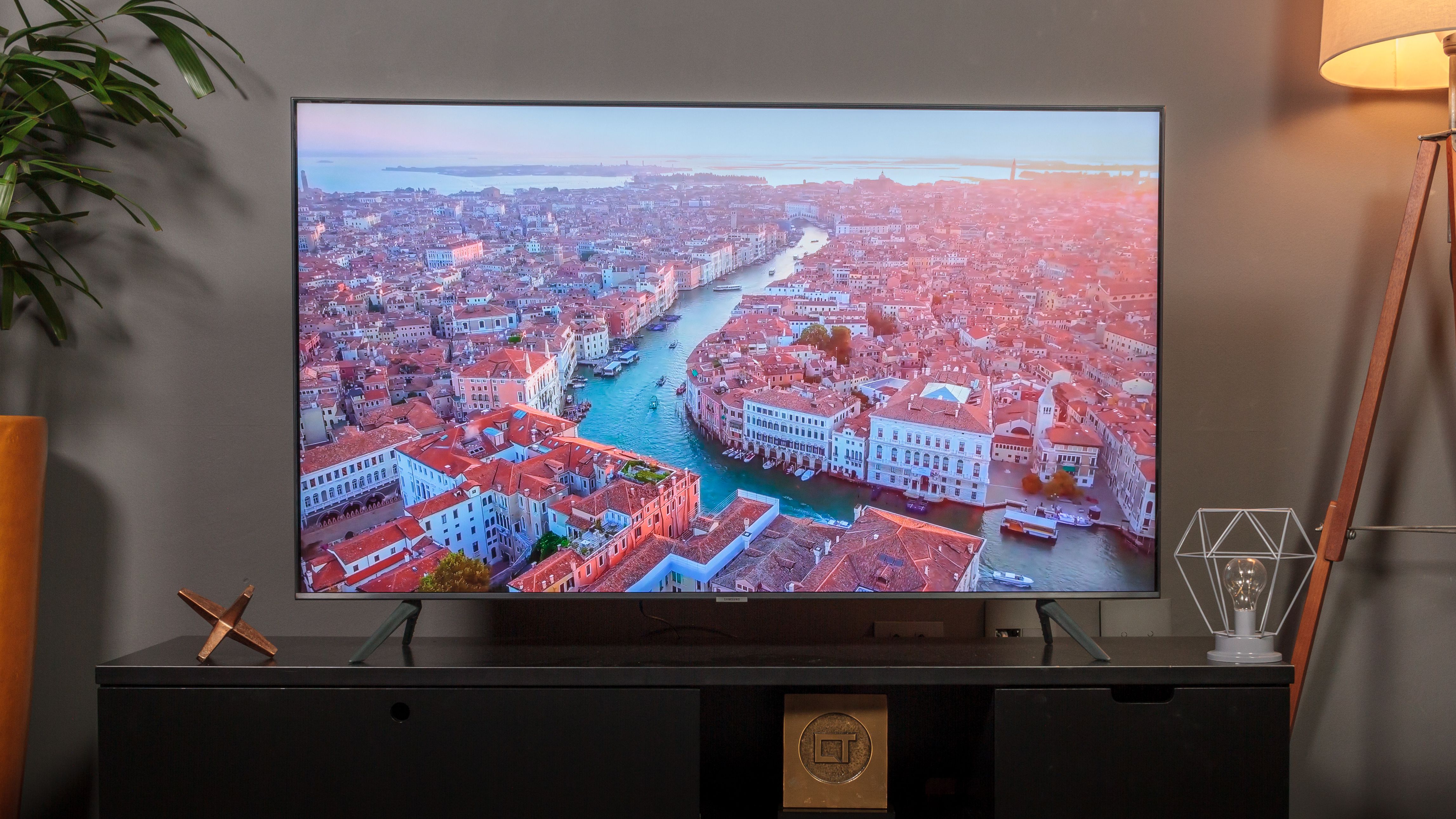 Smart TV LED 65 Samsung Crystal 4K HDR UN65AU7700GXZD com o